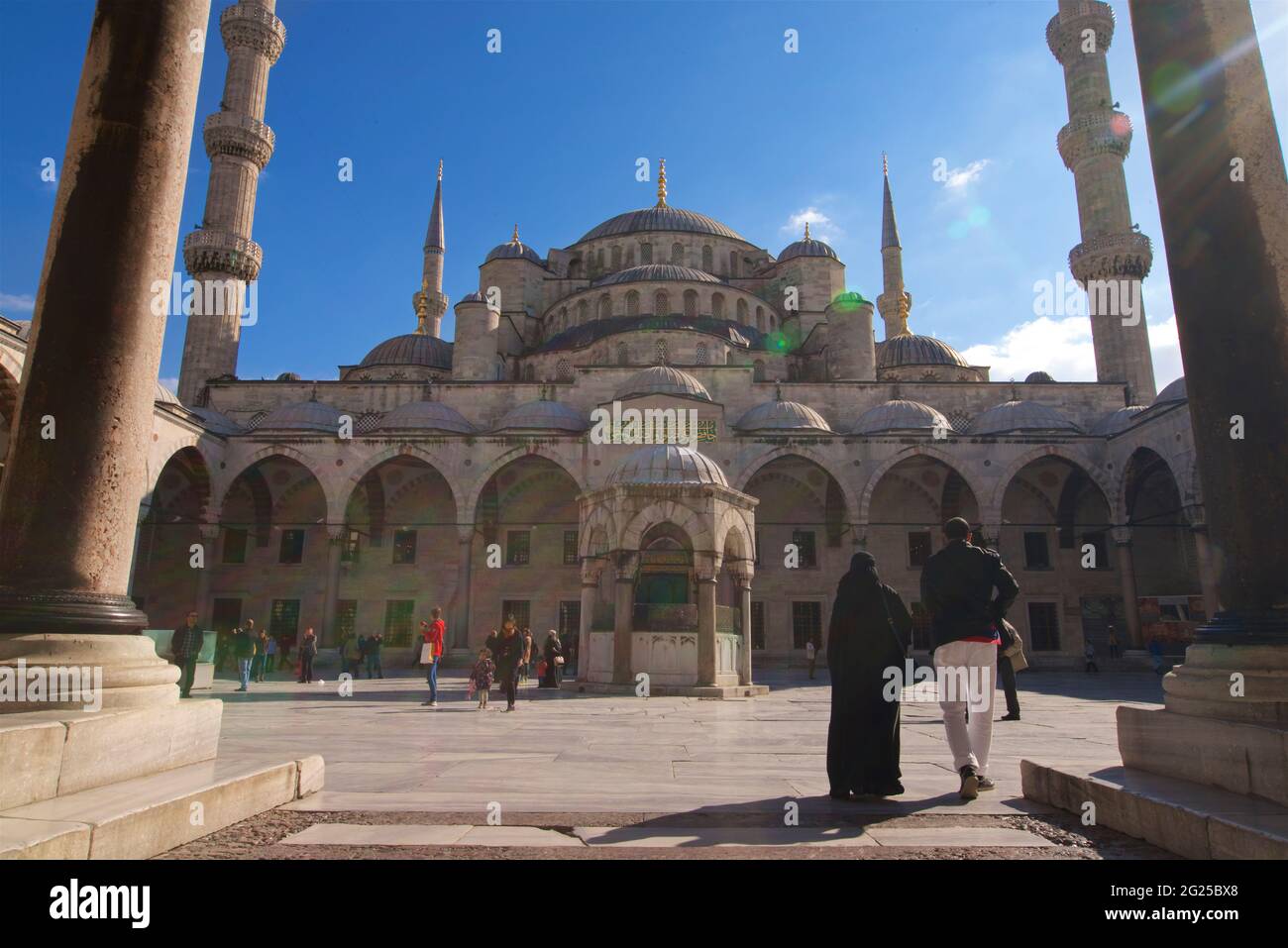 Entrée dans la mosquée du Sultan Ahmed (turc : Sultan Ahmet Camii), également connue sous le nom de Mosquée bleue. Une mosquée du vendredi de l'époque ottomane située à Istanbul, en Turquie Banque D'Images