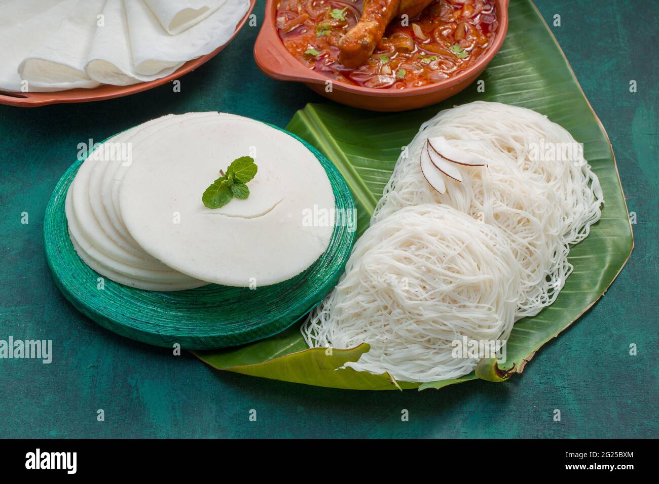 Curry de poulet avec papir et ideyappam, une bonne combinaison de curry de poulet avec de bons paliri, le paliri blanc et ideyappam disposés sur le texte vert foncé Banque D'Images