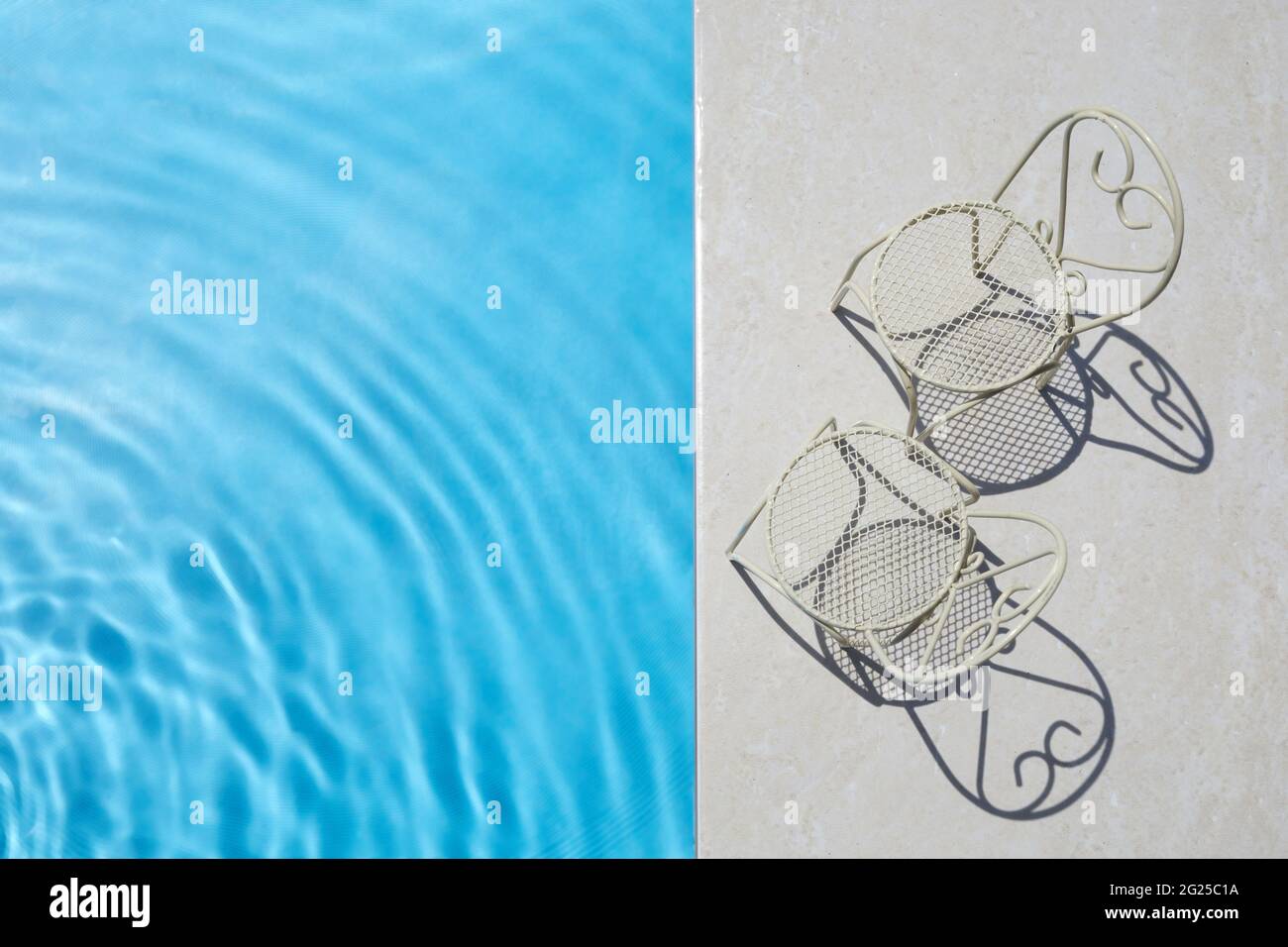 piscine propre et chaises de repos vides avec des ombres. Vue de dessus. Banque D'Images