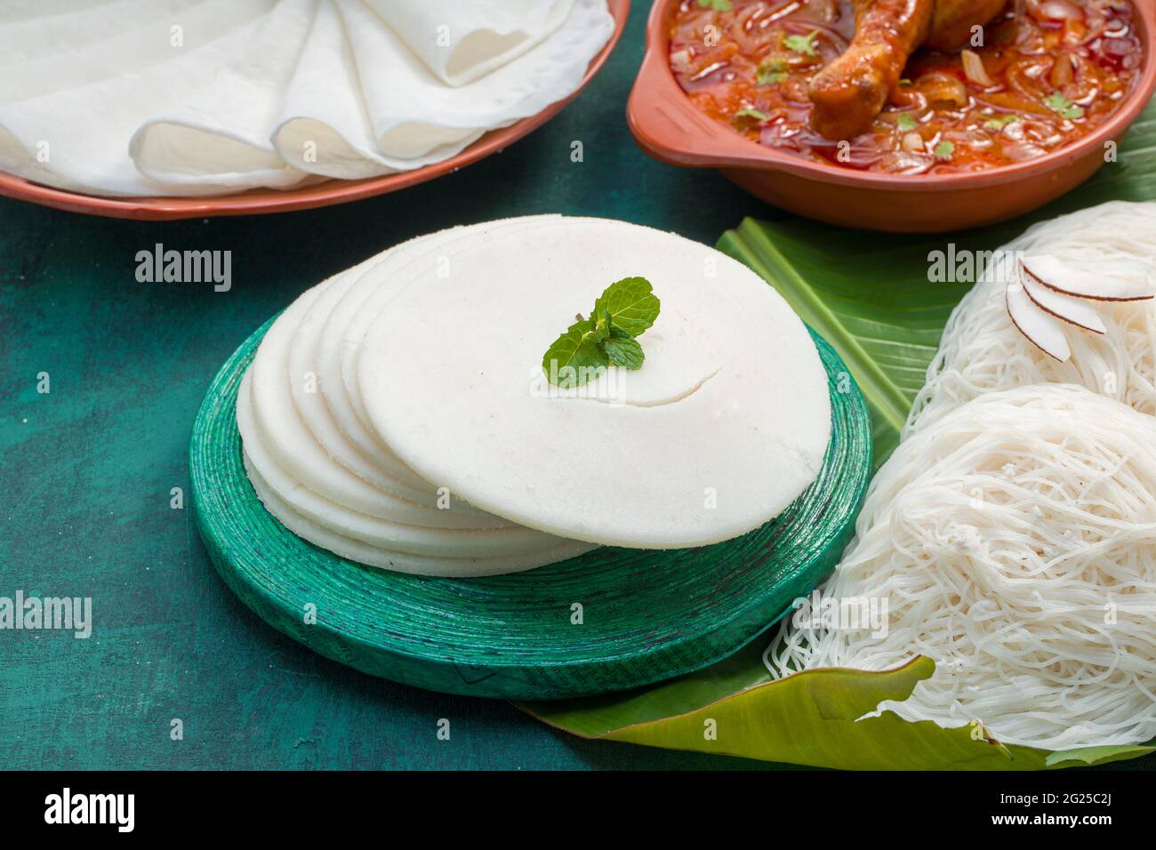 Curry de poulet avec papir et ideyappam, une bonne combinaison de curry de poulet avec de bons paliri, le paliri blanc et ideyappam disposés sur le texte vert foncé Banque D'Images