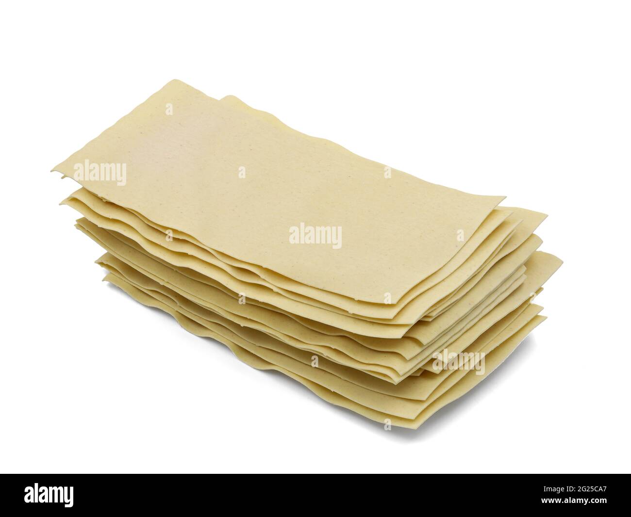feuilles de lasagnes empilées non cuites isolées sur fond blanc Banque D'Images