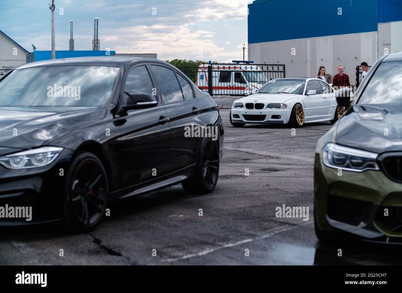 KIEV-15 MAI, 2021: BMW M3 E46 coupé véhicule réglé et claqué sur la suspension abaissée, exposé sur la dérive et le salon de voiture Banque D'Images