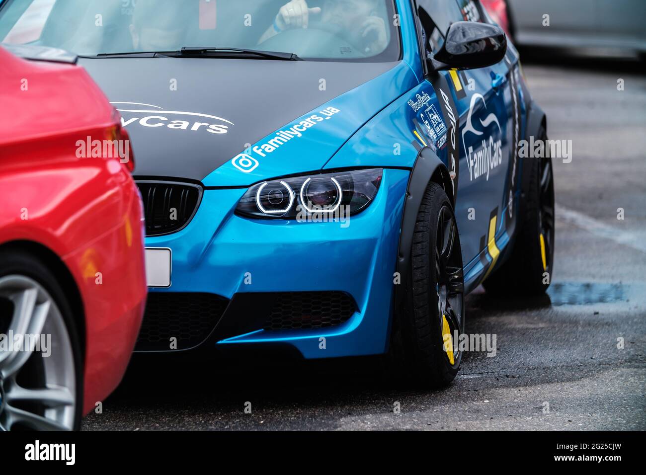 KIEV-15 MAI,2021: BMW M3 E90 voiture de course enveloppée dans le vinyle bleu chromé, équipé de phares d'oeil d'ange, ensemble de carrosserie large personnalisé, roues de course, bas Banque D'Images
