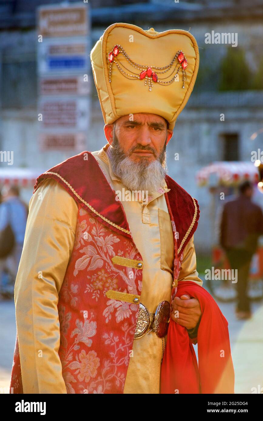 Homme turc donnant une tenue ottomane pour les touristes, Istanbul, Turquie Banque D'Images