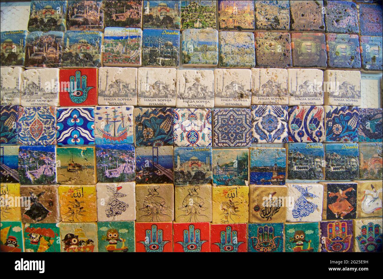 Souvenirs Touuristes à vendre au bazar, Istanbul, Turquie. Carreaux émaillés Banque D'Images