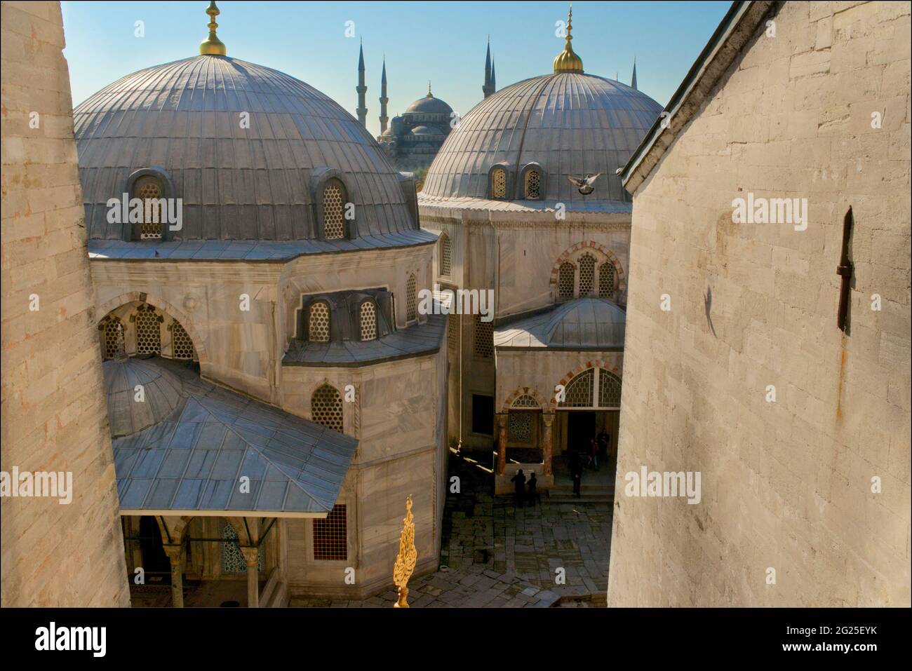 Vue de la mosquée du Sultan Ahmed (bleu) à l'horizon, vue d'une fenêtre de la Sainte-Sophie (turque: Ayasofya), officiellement Ayasofya-i Kebir Cami-i ?erifi littéralement Sainte Mosquée de Sainte-Sophie la Grande, et anciennement l'église Sainte-Sophie. Istanbul, Turquie Banque D'Images