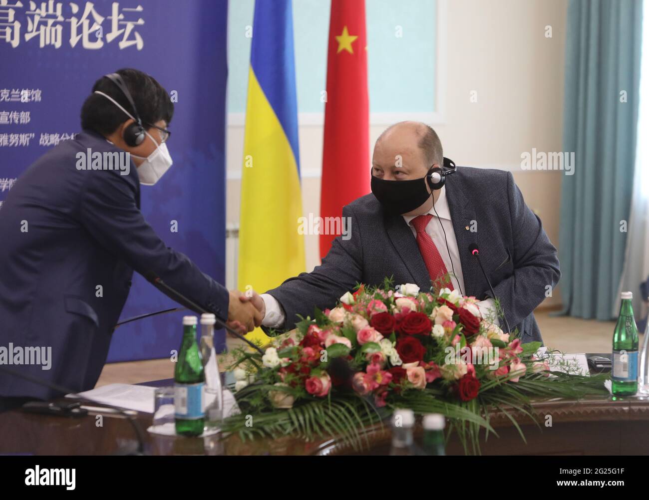 KIEV, UKRAINE - 8 JUIN 2021 - Ambassadeur extraordinaire et plénipotentiaire de la République populaire de Chine en Ukraine Fan Xianrong (L) et Ministre Banque D'Images