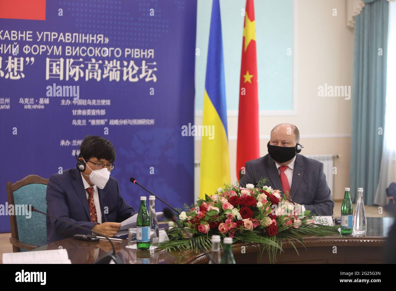 KIEV, UKRAINE - 8 JUIN 2021 - Ambassadeur extraordinaire et plénipotentiaire de la République populaire de Chine en Ukraine Fan Xianrong (L) et Ministre Banque D'Images
