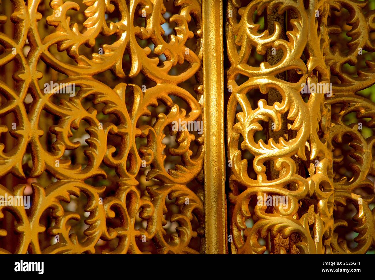 Écran doré orné dans la basilique Sainte-Sophie (turc : Ayasofya), Istanbul, Turquie. Maille de fenêtre. Banque D'Images