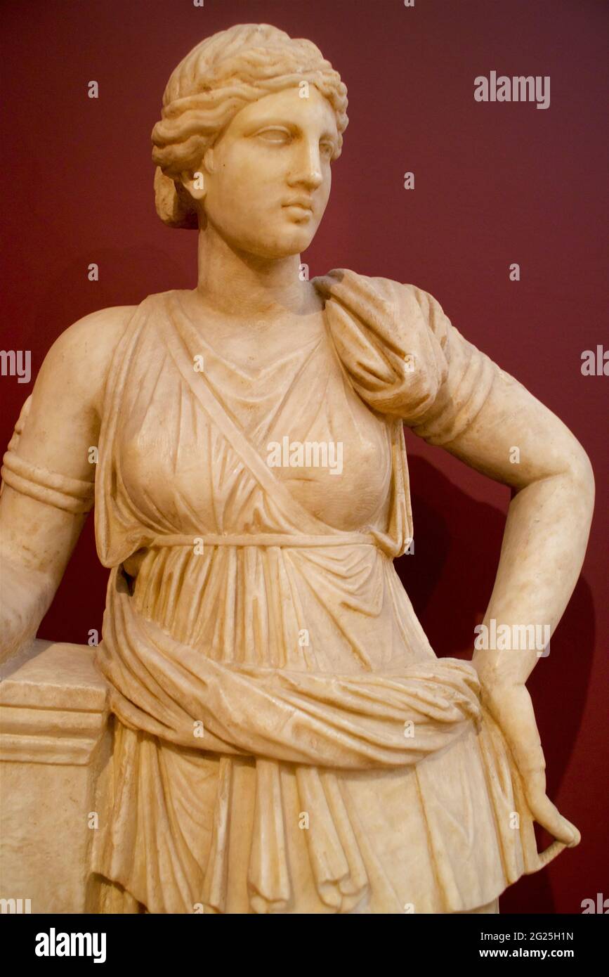 Sculpture en pierre d'Artemis, déesse romaine de la Lune, forêts et chasse. Statue au Musée d'archéologie d'Istanbul, Istanbul, Turquie Banque D'Images