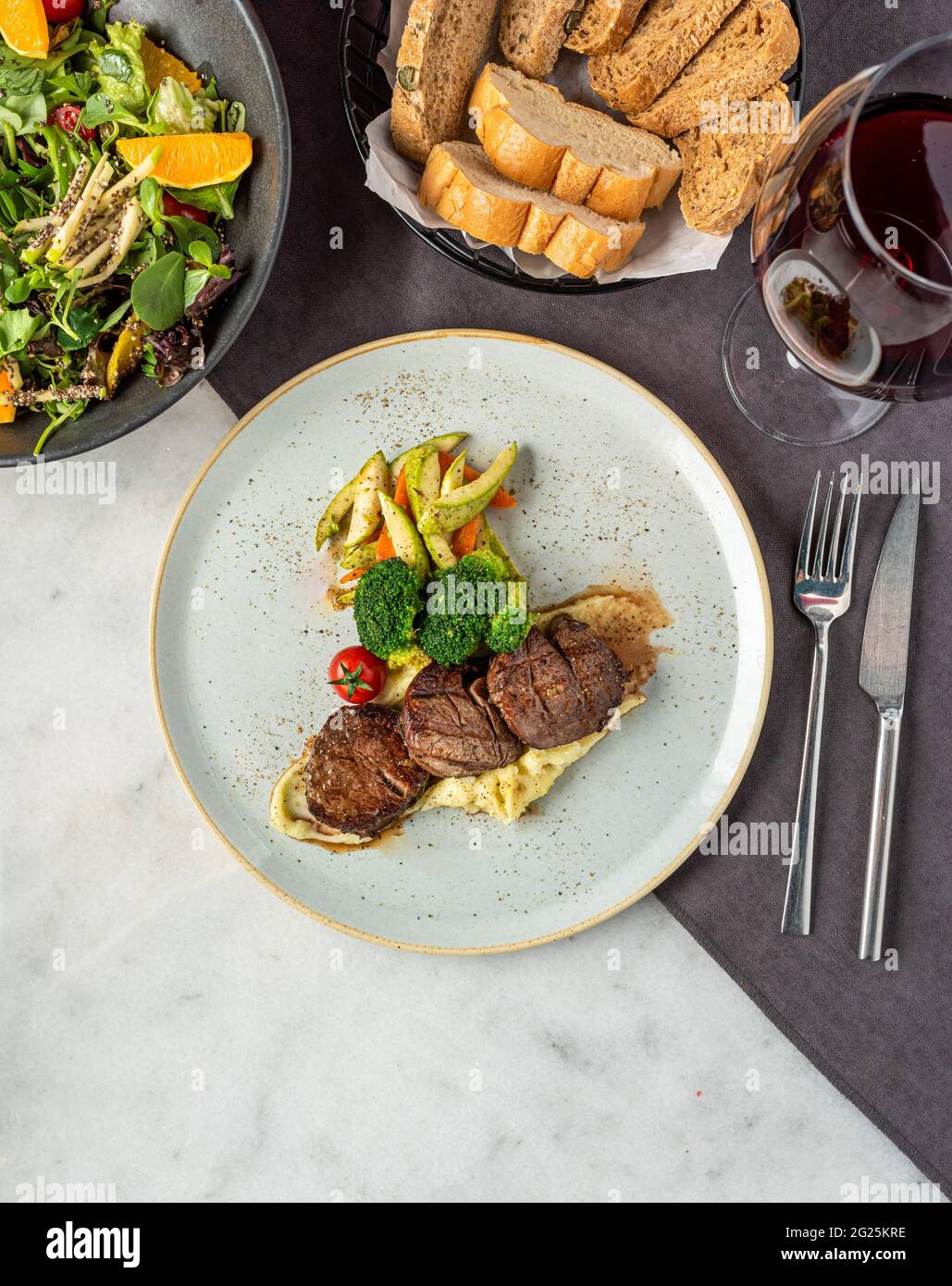 Filet de bœuf grillé sur une assiette en céramique avec beurre et thym. Recette de filet mignon avec légumes Banque D'Images