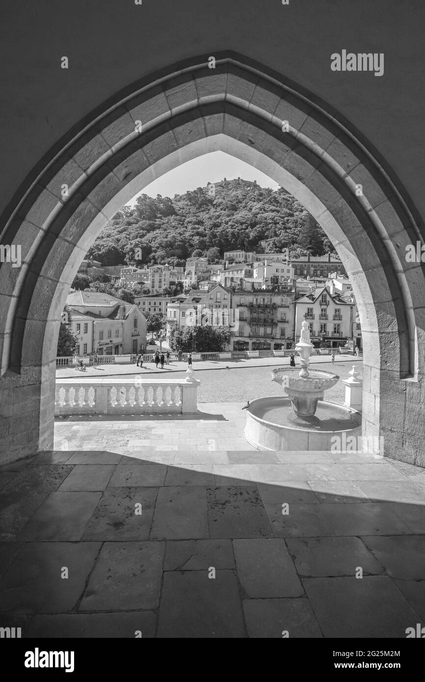 Vue sur le village de Sintra depuis l'arche du palais national. Sintra Portugal. Banque D'Images