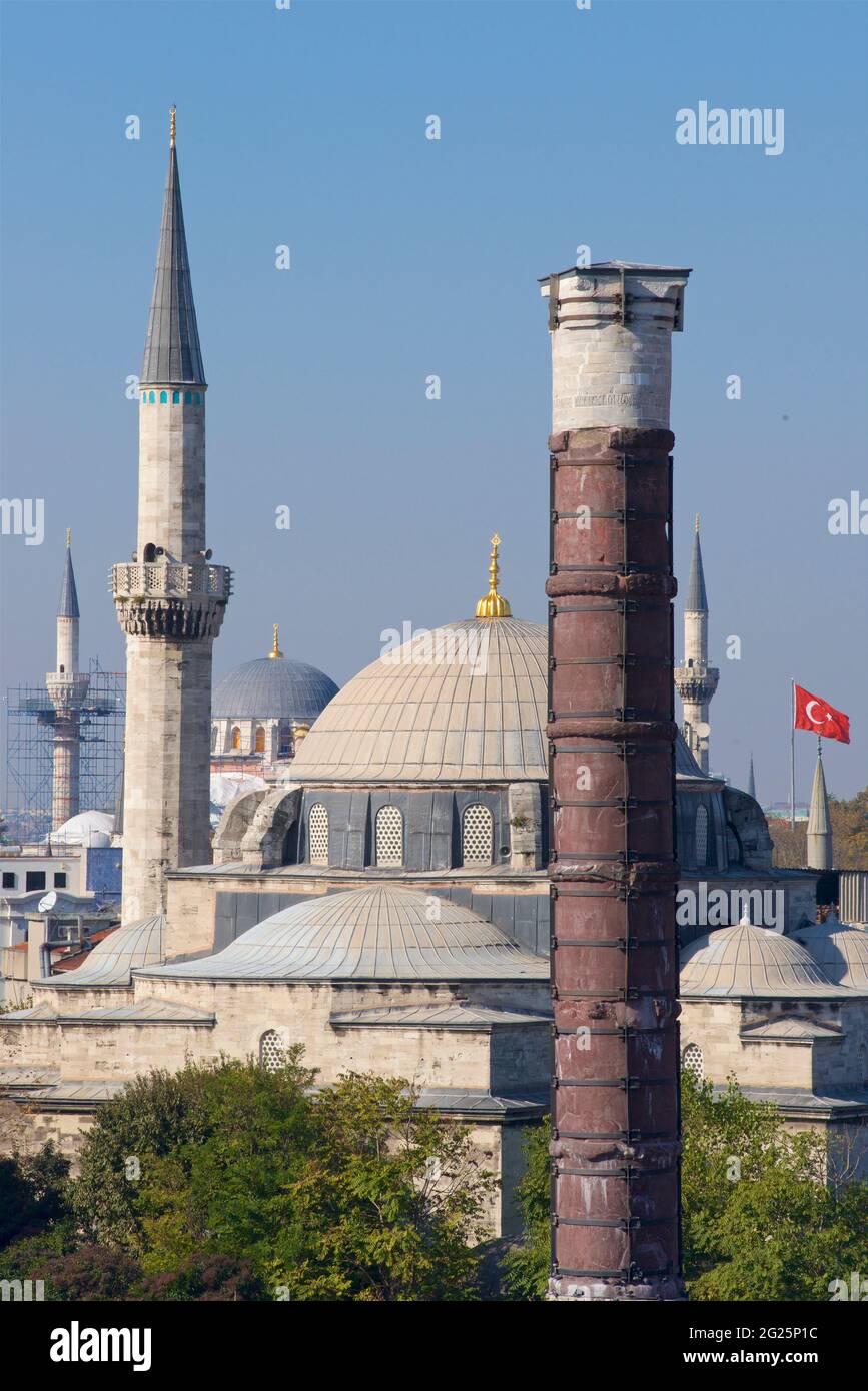 Colonne de Constantine avec la Sainte-Sophie au-delà. Istanbul, Turquie Banque D'Images