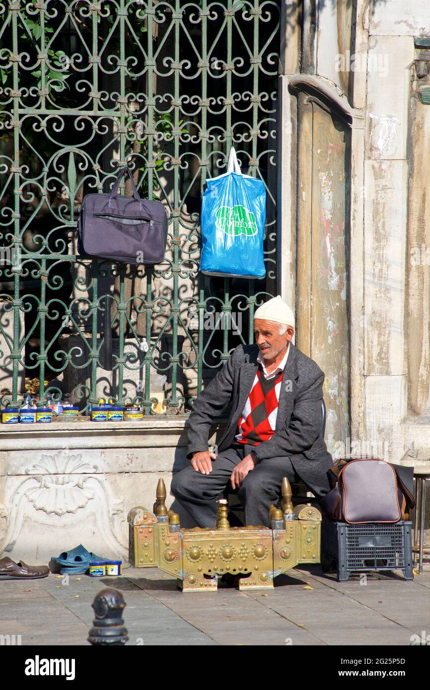 Homme turc offrant le nettoyage et le cirage de chaussures, centre d'Istanbul, Turquie Banque D'Images