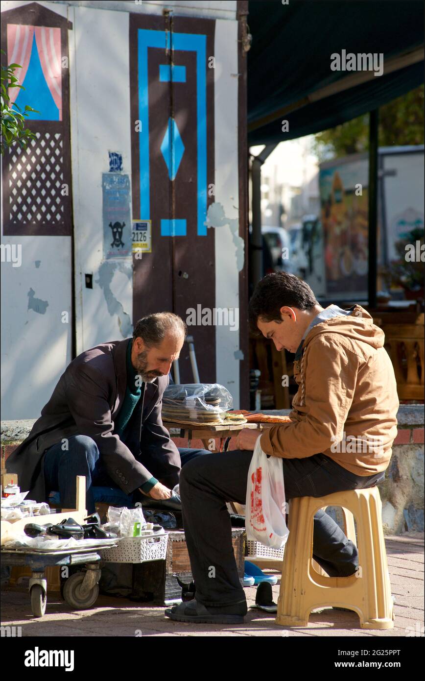 Des hommes turcs dans une cabine de réparation de chaussures dans le centre d'Istanbul. Cirage de chaussures et bricoleur. Turquie Banque D'Images