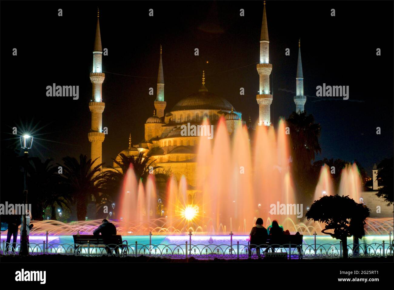 Mosquée Sultan Ahmed (turc : Sultan Ahmet Camii), également connue sous le nom de Mosquée bleue. Une mosquée du vendredi de l'époque ottomane située à Istanbul, en Turquie. Illuminé la nuit; fontaine d'eau du Sultan Ahmad Maydan à éclairage coloré Banque D'Images