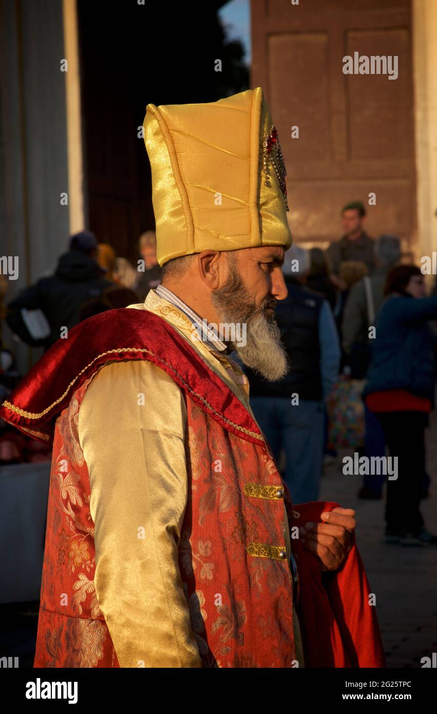Homme turc donnant une tenue ottomane pour les touristes, Istanbul, Turquie Banque D'Images