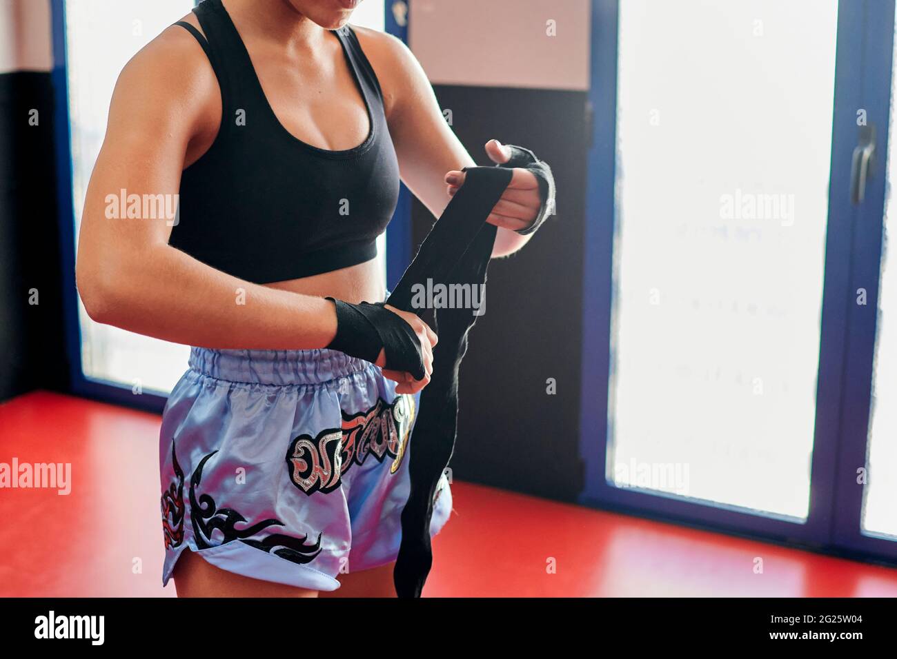 Gros plan d'une femme se prépare à commencer l'entraînement Muay Thai dans une salle de gym Banque D'Images
