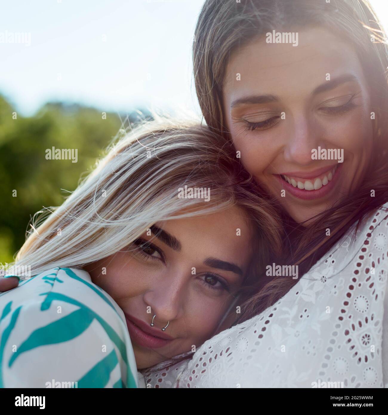 Smiling girls hugging chaque autres Banque D'Images
