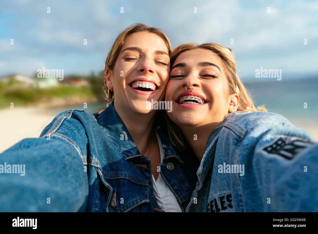 Deux belles amies souriantes prenant un selfie Banque D'Images