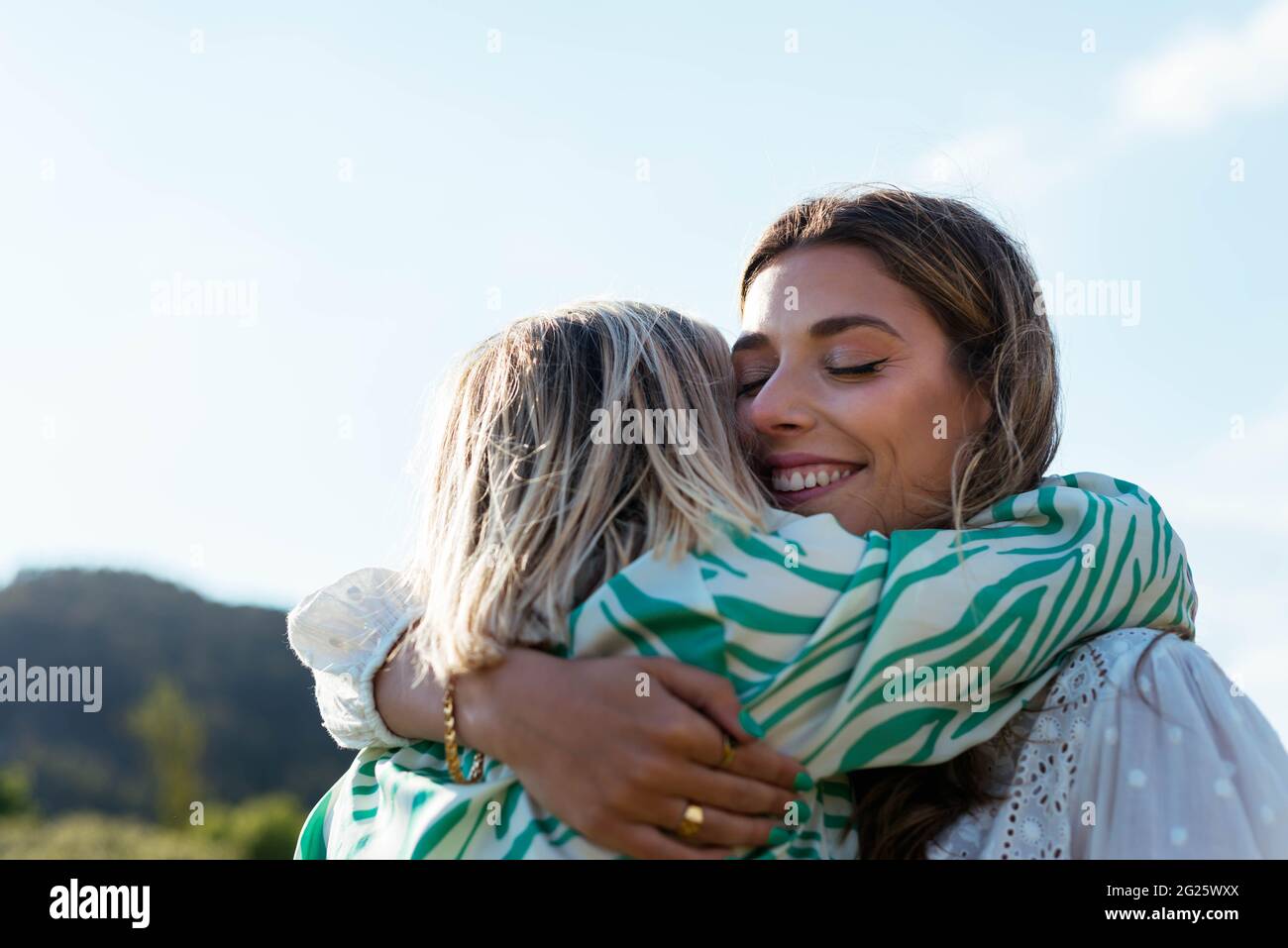 Smiling girls hugging chaque autres Banque D'Images