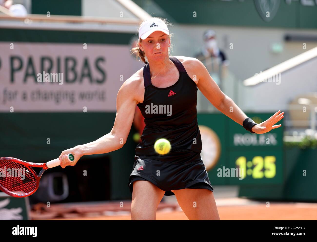Paris, France, 8 juin 2021 Elena Rybakina du Kazakhstan au cours du 10 jour de l'Open de France 2021, Grand Chelem tournoi de tennis le 8 juin 2021 au stade Roland-Garros à Paris, France - photo Jean Catuffe / DPPI Banque D'Images