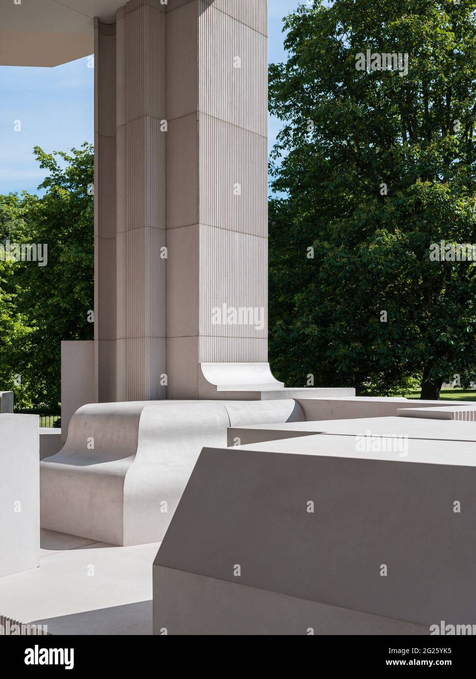 Fragments architecturaux. Pavillon d'été en serpentin 2021, Londres, Royaume-Uni. Architecte: Conterspace, 2021. Banque D'Images