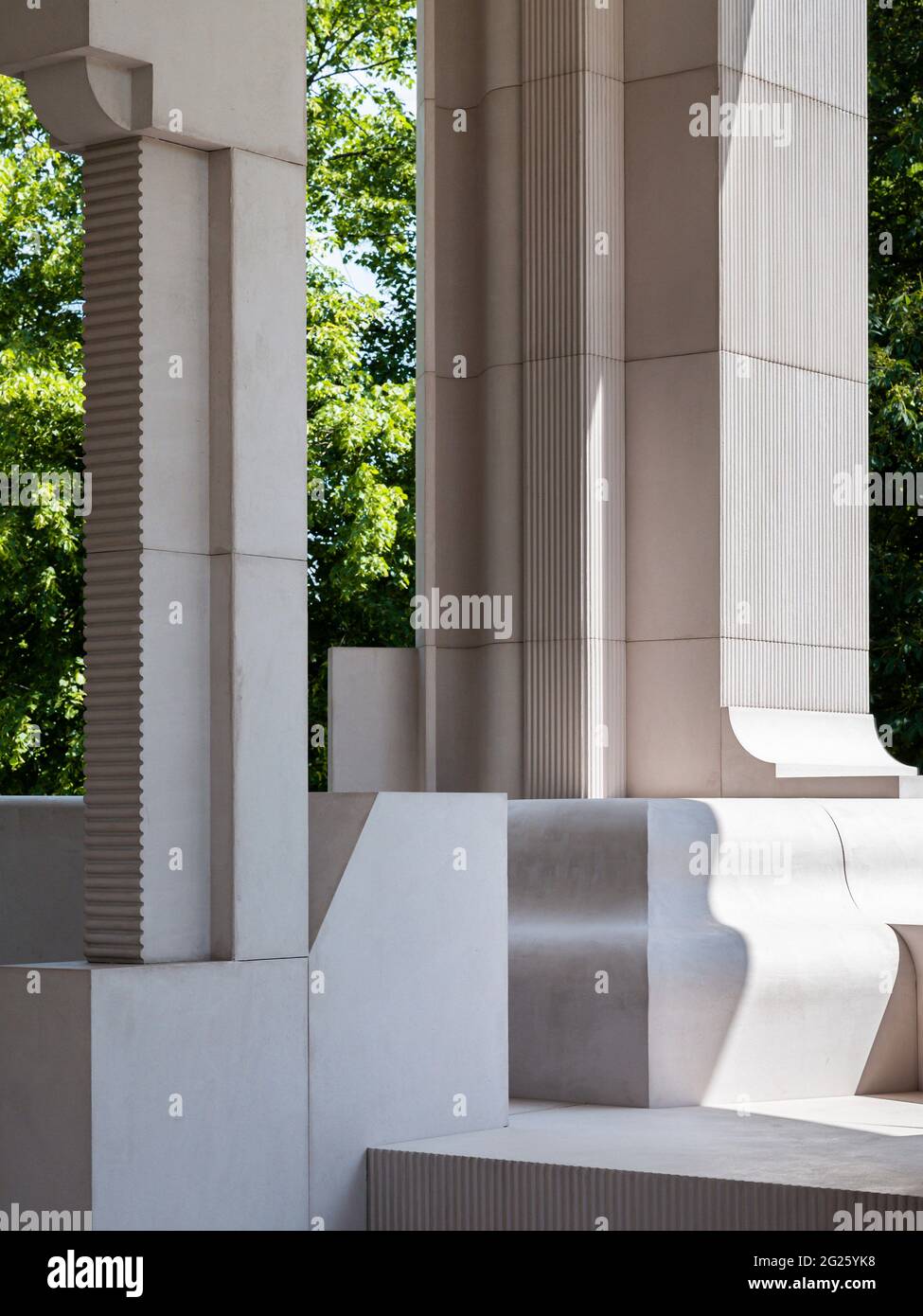 Fragments architecturaux. Pavillon d'été en serpentin 2021, Londres, Royaume-Uni. Architecte: Conterspace, 2021. Banque D'Images