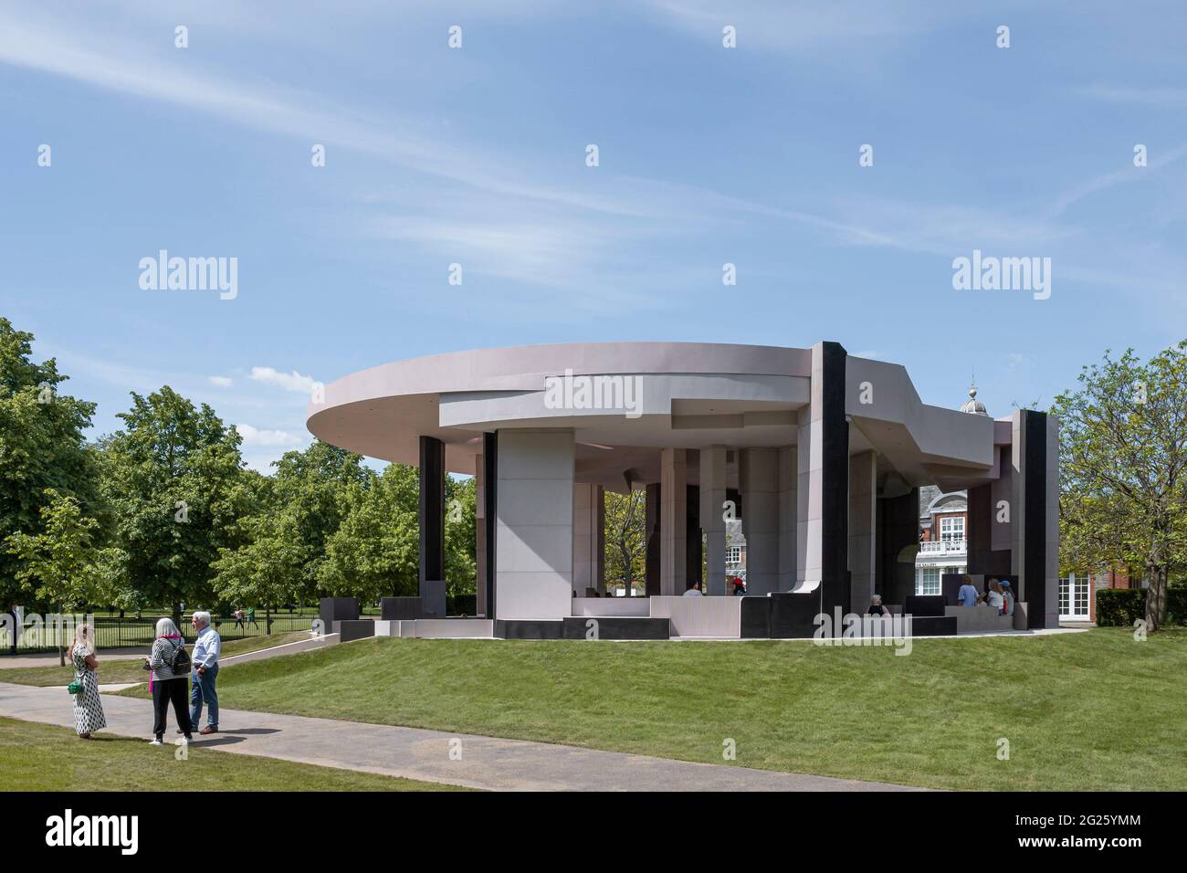 Pavillon dans le cadre de Kensington Gardens. Pavillon d'été en serpentin 2021, Londres, Royaume-Uni. Architecte: Conterspace, 2021. Banque D'Images