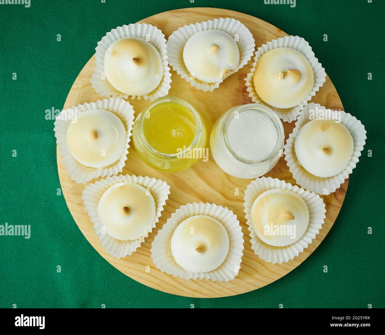Plusieurs et délicieux desserts français meringues dans un silicone f Banque D'Images