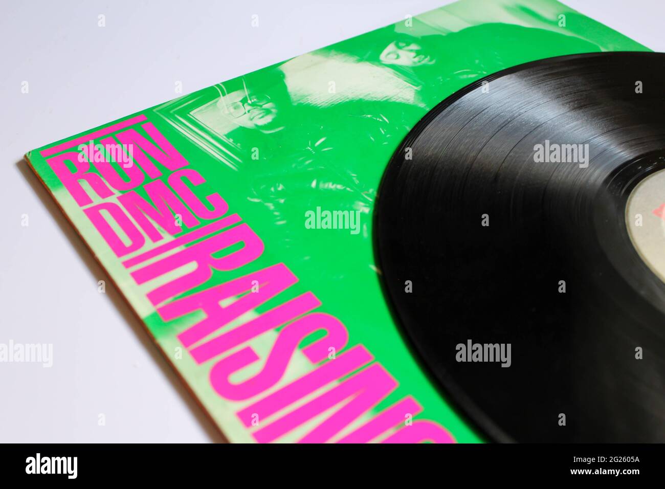 Groupe hip hop and rap rock, album de musique Run-DMC sur disque vinyle LP. Intitulé : couverture de l'album Raising Hell Banque D'Images