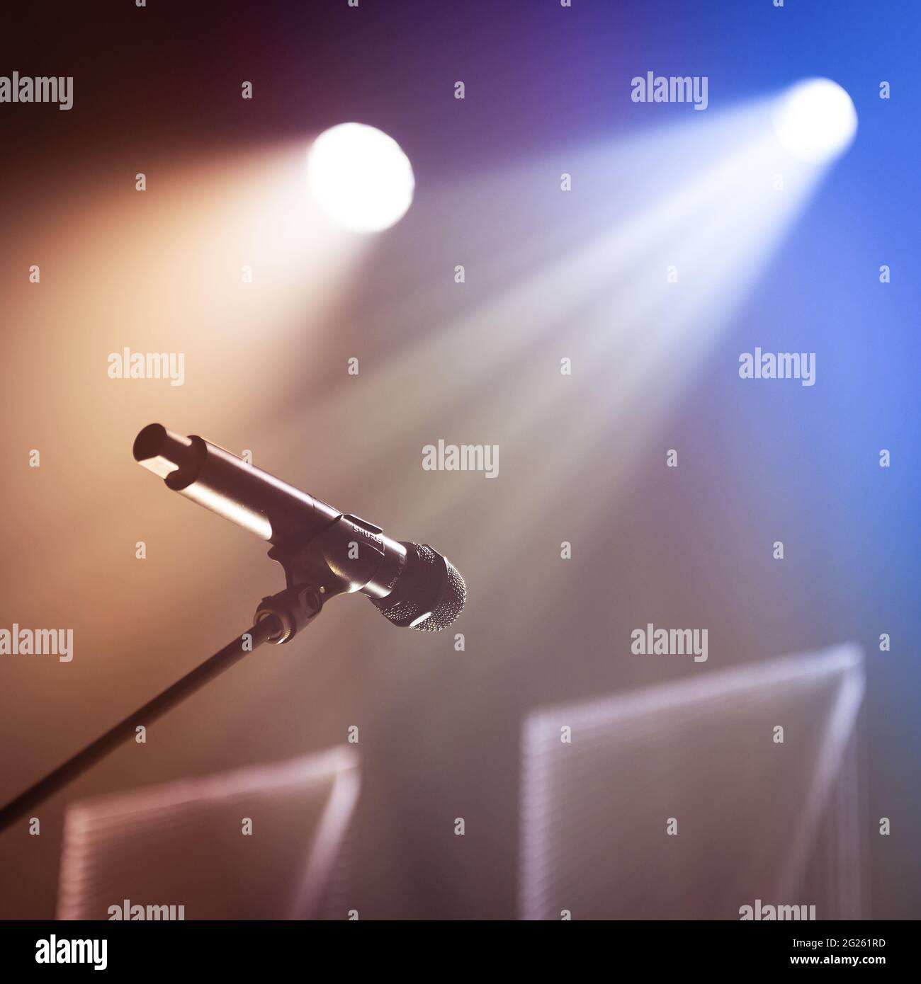 microphone sous des lumières de scène brillantes Banque D'Images