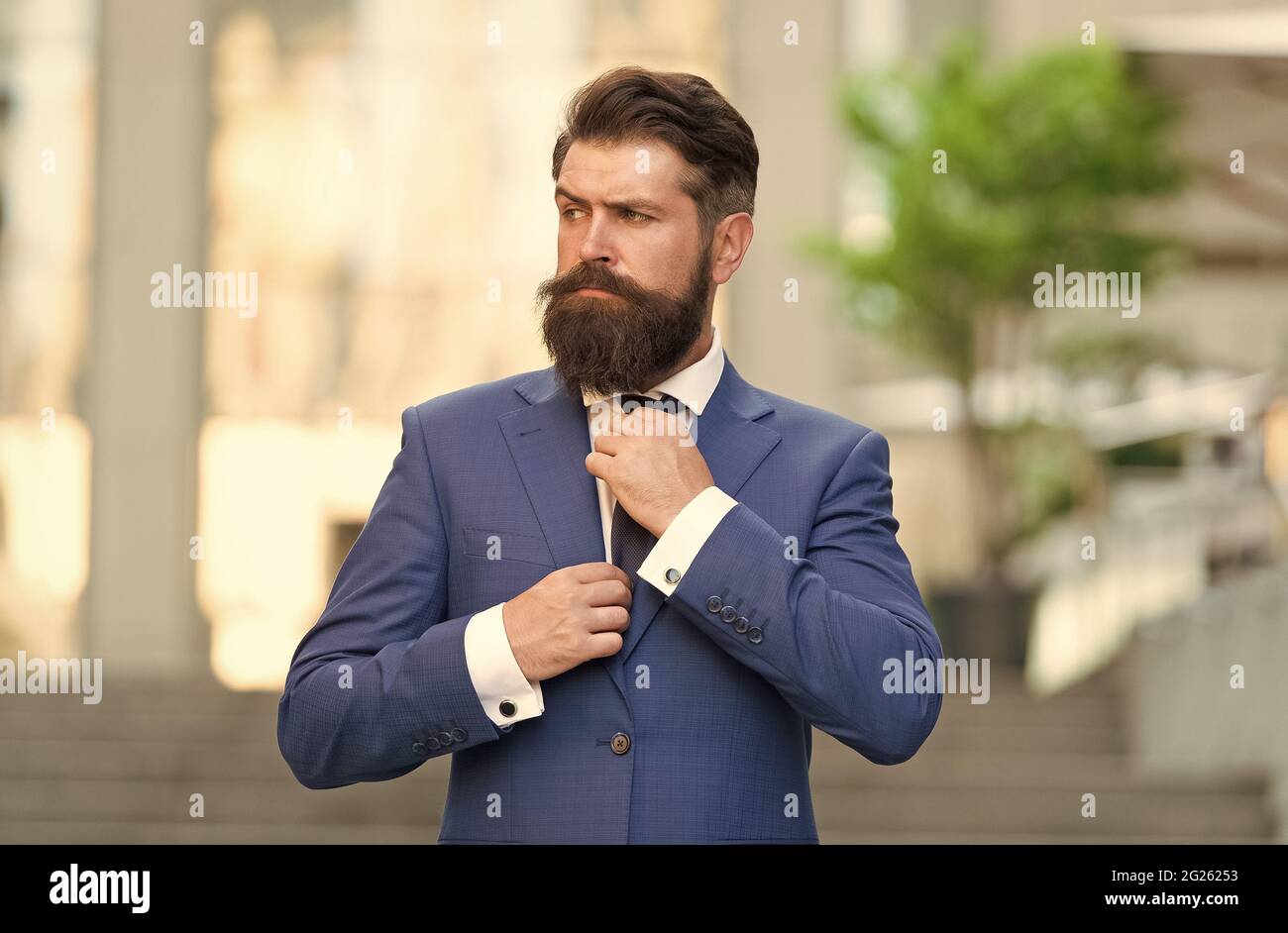 homme mature en veste fixe cravate marchant à l'extérieur. sur le chemin du  bureau. mode de vie moderne. Homme d'affaires en costume bleu cravate. Homme  porter une veste de mariage Photo Stock -