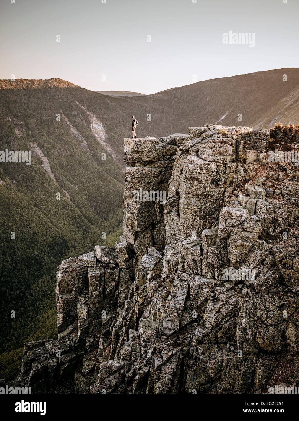Le coureur de sentier mâle se trouve au bord de la falaise sur Bondcliff, New Hampshire Banque D'Images