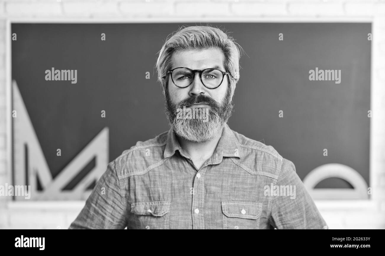 concept du savoir. sciences formelles. professeur mature en lunettes. retour à l'école. génie de l'homme graphiques et projets. science dans l'école moderne. Mathématiques Banque D'Images