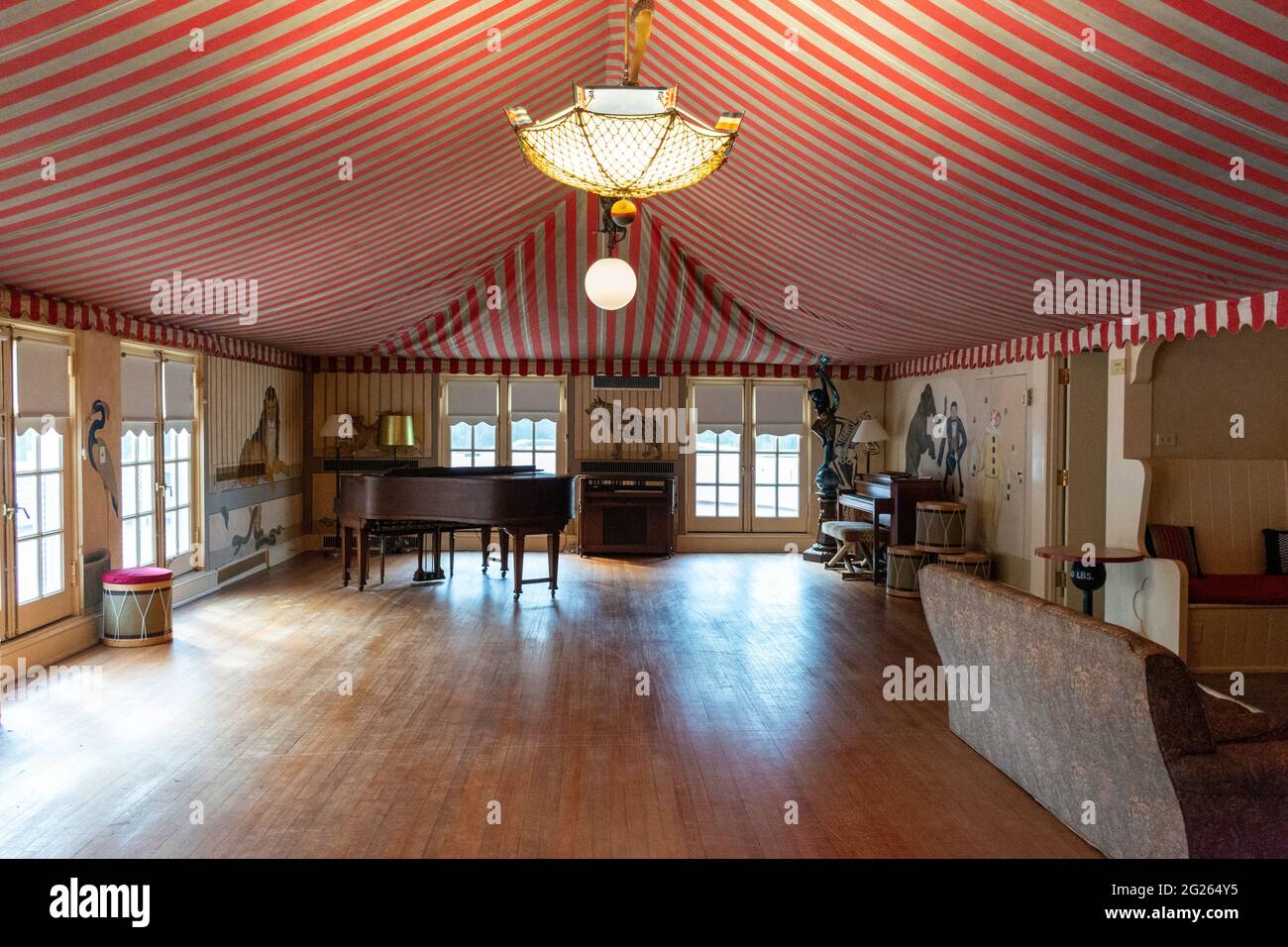 Une photo de l'intérieur de la salle de jeux élaborée à l'intérieur de la maison Reynolds, une maison historique disponible à la location sur l'île de Sapelo, Géorgie, États-Unis. Banque D'Images