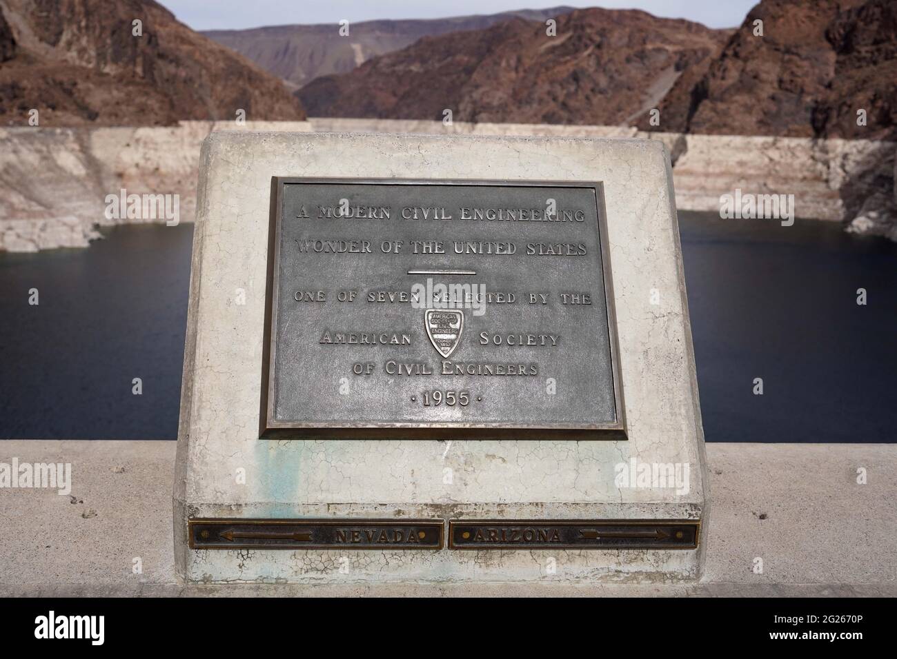 Un signe de la Société américaine des ingénieurs civils reconnaît le barrage Hoover comme l'une des sept merveilles de génie civil moderne des États-Unis, dimanche, Marc Banque D'Images