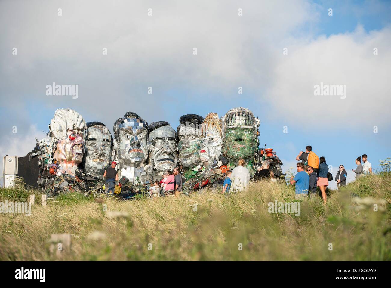 USAGE ÉDITORIAL EXCLUSIF Mount Recyclemore : Le E7, qui a été créé à partir de déchets électroniques, à l'image des dirigeants du G7 et dans le style du mont Rushmore par l'artiste britannique Joe Rush pour l'expert en conseil technique musicMagpie, est dévoilé sur Sandy Acres Beach à Cornwall, en vue du sommet du G7 qui débutera plus tard cette semaine. Date de la photo: Mardi 8 juin 2021. Banque D'Images