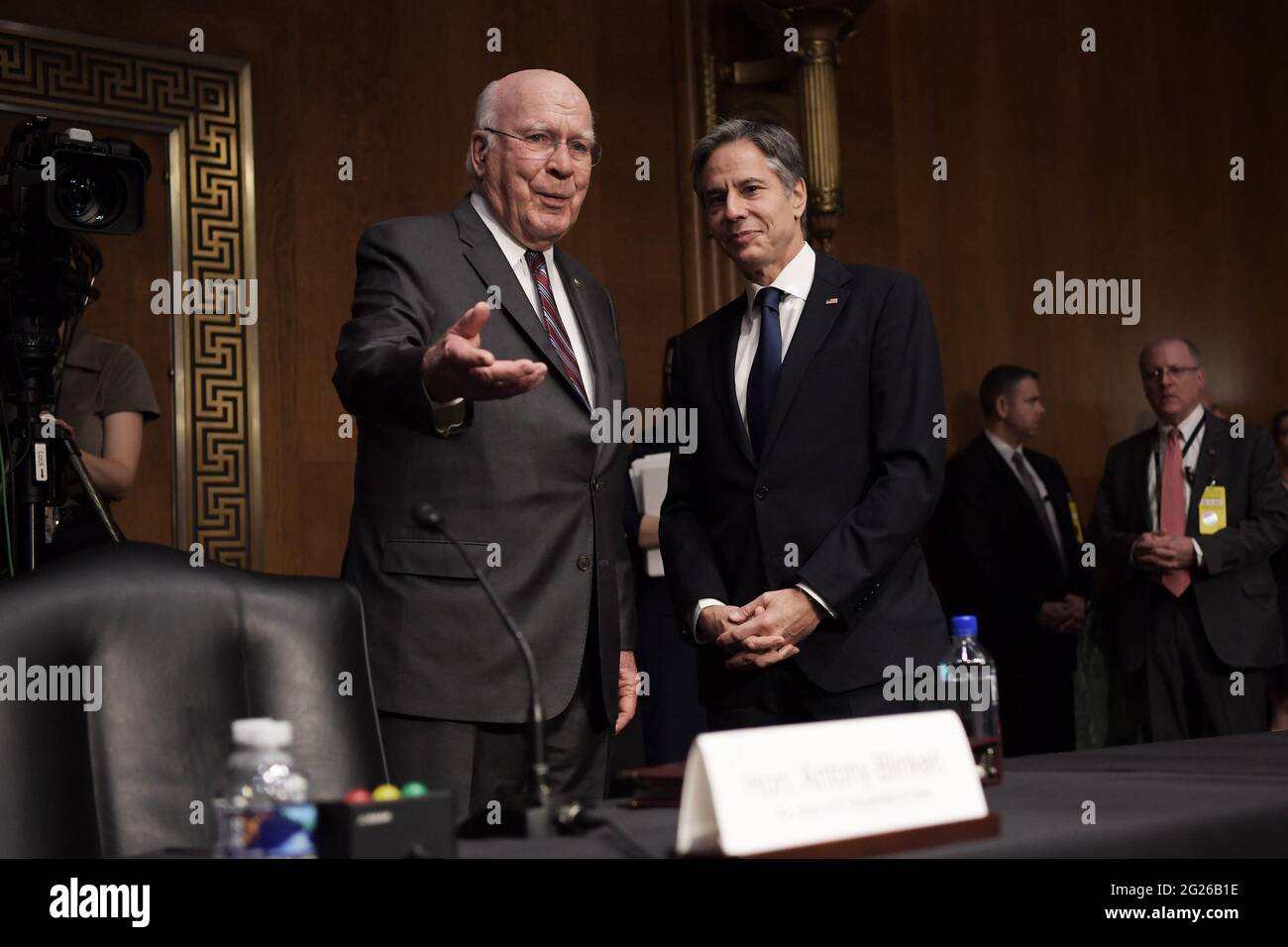 Washington, États-Unis. 08 juin 2021. La secrétaire D'État AMÉRICAINE Antony Blinken(R) parle avec les sénateurs Patrick Leahy(D-VT)(L) avant le début de l'audition sur « UN examen de la demande de budget du département d'État pour l'exercice 22 » à l'édifice Dirksen du Sénat. Crédit : SOPA Images Limited/Alamy Live News Banque D'Images