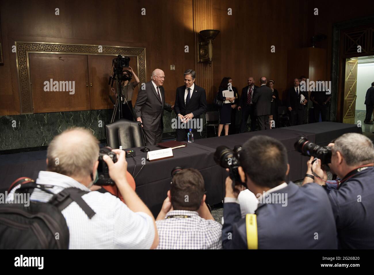 Washington, États-Unis. 08 juin 2021. La secrétaire D'État AMÉRICAINE Antony Blinken(R) parle avec les sénateurs Patrick Leahy(D-VT)(L) avant le début de l'audition sur « UN examen de la demande de budget du département d'État pour l'exercice 22 » à l'édifice Dirksen du Sénat. Crédit : SOPA Images Limited/Alamy Live News Banque D'Images