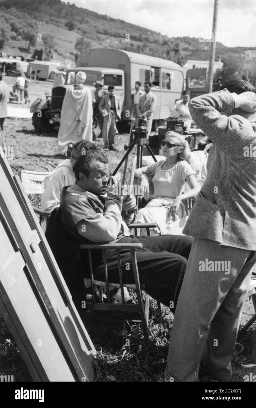 ORSON WELLES (maquillant) SUZANNE CLOUTIER (la nouvelle Desdémone de Welles pour son film d'OTHELLO) et TYRONE POWER (devant à droite) Sur place Candid au Maroc lors du tournage de LA ROSE NOIRE 1950 réalisateur HENRY HATHAWAY roman Thomas B. Costain scénario Talbot Jennings musique Richard Addinsell cinématographie Jack Cardiff costumes Michael Whittaker Twentieth Century Fox Banque D'Images