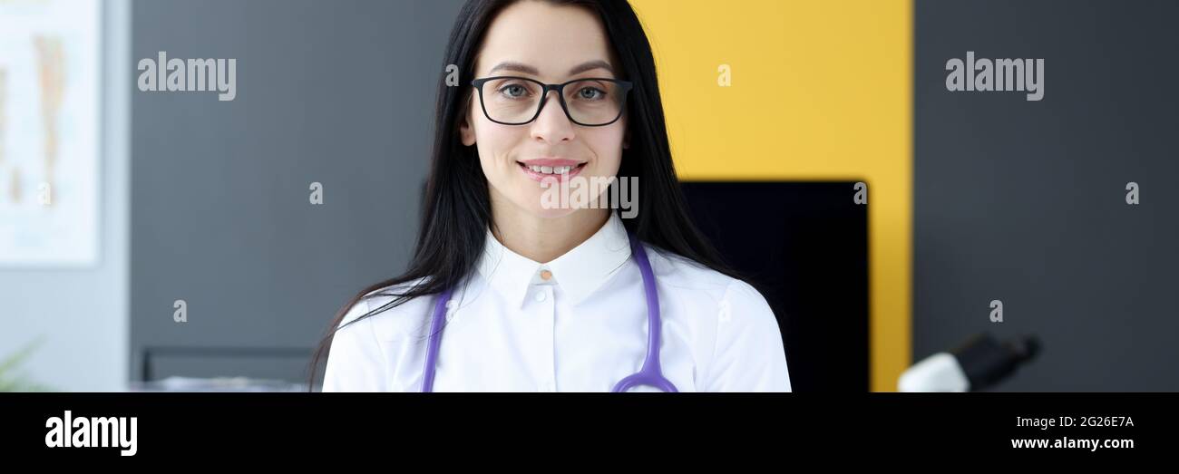 Portrait d'une femme médecin avec stéthoscope autour de son cou bureau Banque D'Images