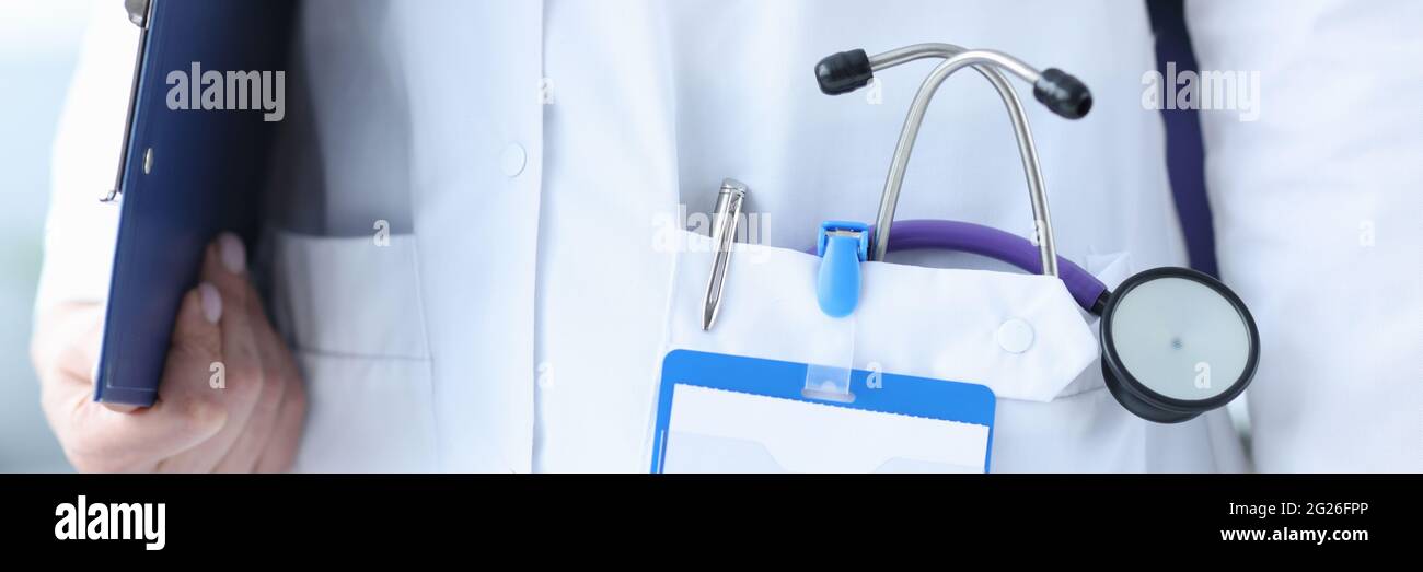 Gros plan du phonendoscope et du stylo à bille dans la poche du médecin Banque D'Images