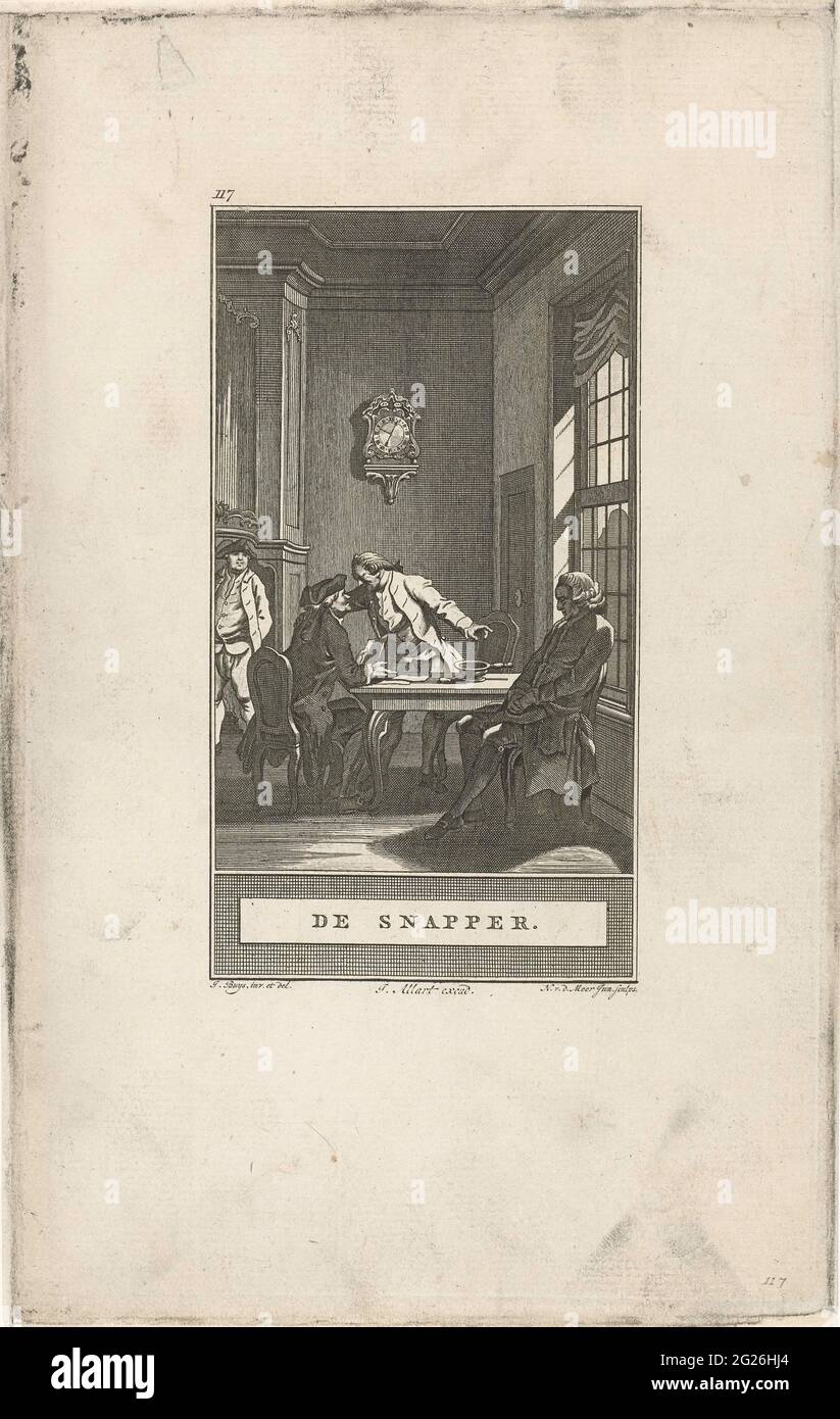 L'homme silencieux et le talker; le vivaneau. L'homme parlant appelle un homme et indique un homme silencieux. Il y a une horloge sur le mur. Banque D'Images