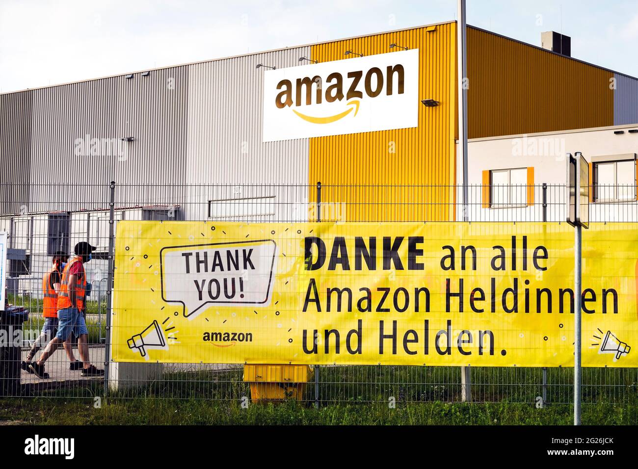 Dortmund, Allemagne, 8 juin 2021 : sur une grande bannière à l'entrée du personnel du parc logistique Amazon de Dortmund, les employés sont remerciés pour leur travail en tant que héros lors de la pandémie de couronne. --- Dortmund, 08.06.2021: Auf einem großen Banner am Personaleingang des Amazon Logistikparks in Dortmund wird den Mitarbeiterinnen und Mitarbeitern für deren Arbeit während der Corona-Pandemie als Heldinnen und Helden gedankt. Banque D'Images