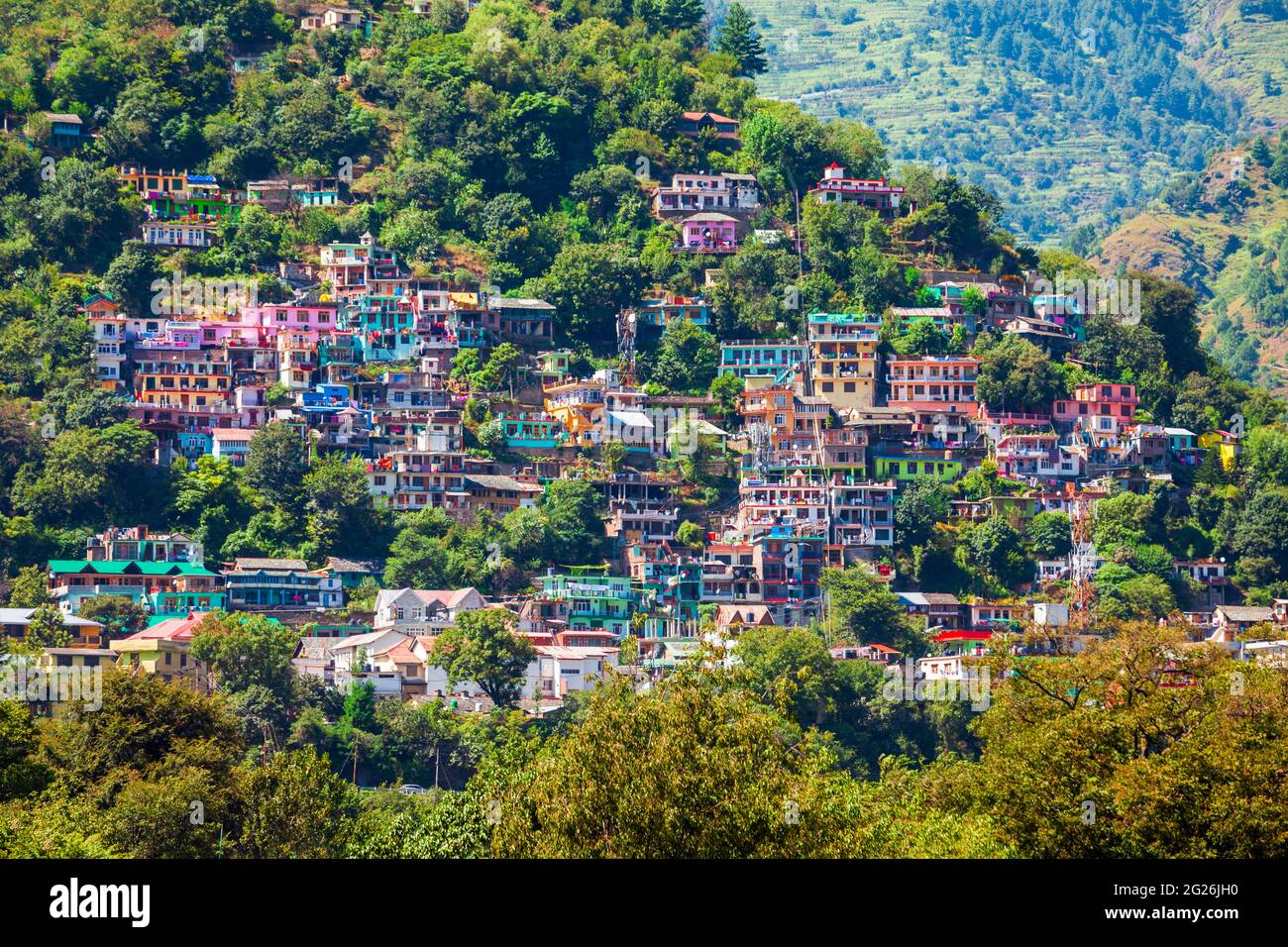 Paysage panoramique aérien de la ville de Kullu, vallée de Kullu dans l'Etat de l'Himachal Pradesh en Inde Banque D'Images
