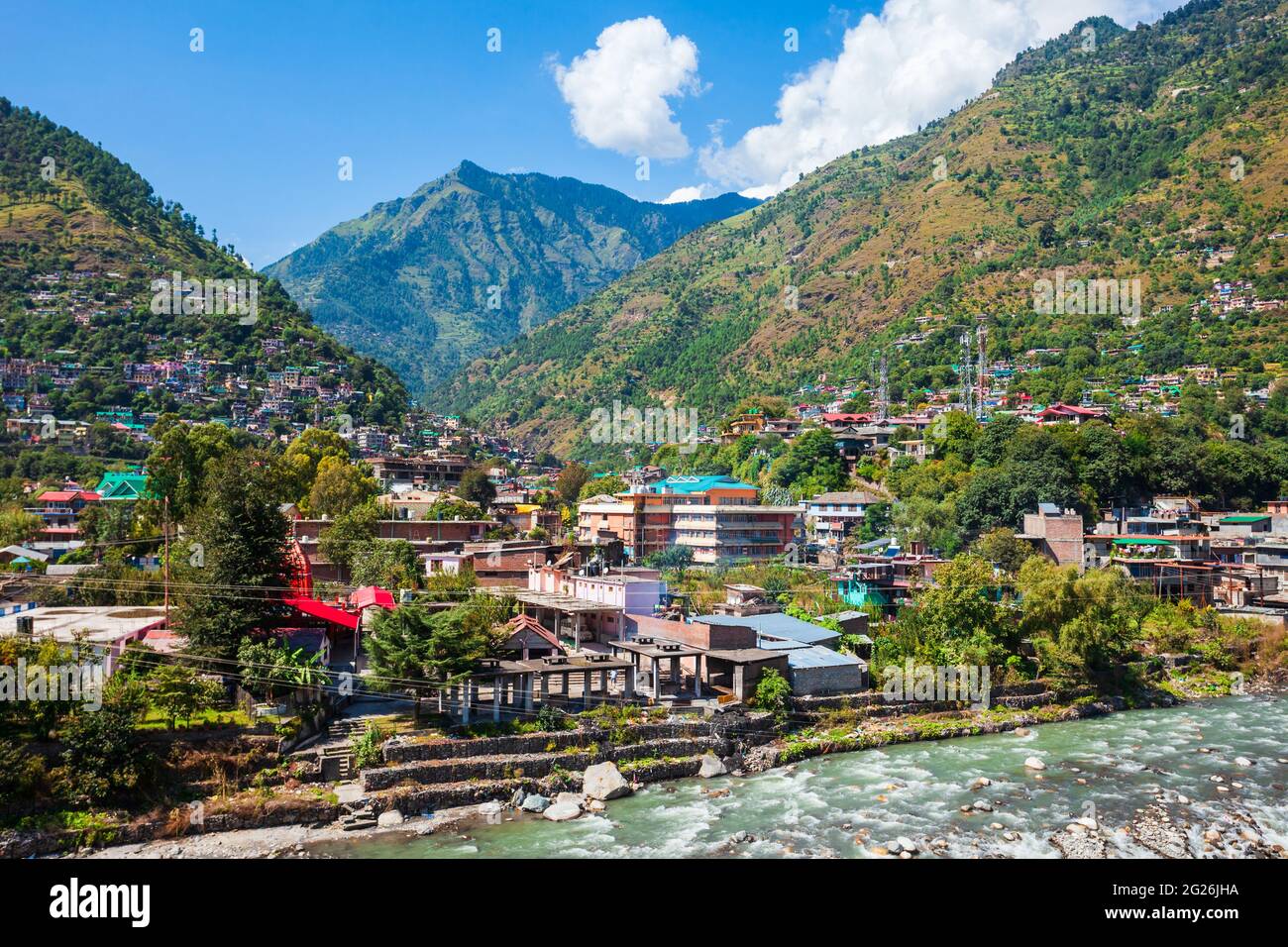 Rivière Beas près du paysage panoramique aérien de la ville de Kullu, vallée de Kullu dans l'Etat de l'Himachal Pradesh en Inde Banque D'Images