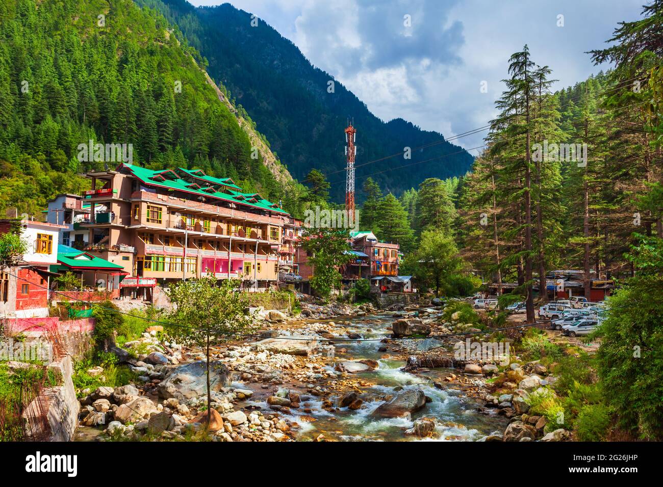 Maisons locales dans le village de Kasol dans l'État de l'Himachal Pradesh en Inde Banque D'Images