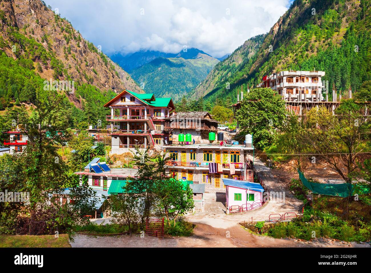 Maisons locales dans le village de Kasol dans l'État de l'Himachal Pradesh en Inde Banque D'Images