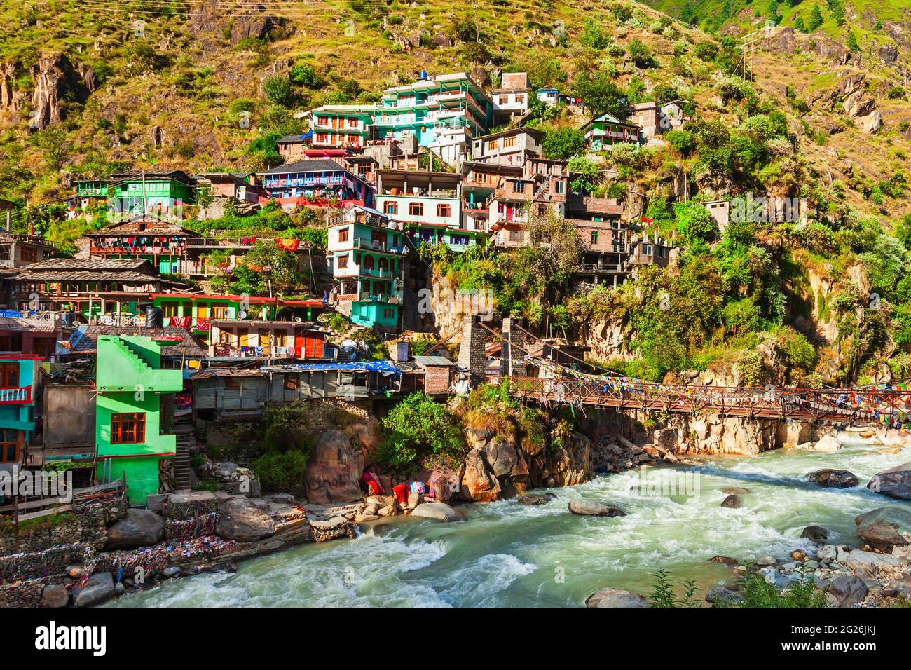 Maisons locales colorées dans le village de Manikaran dans la vallée de Parvati, Etat de l'Himachal Pradesh en Inde Banque D'Images